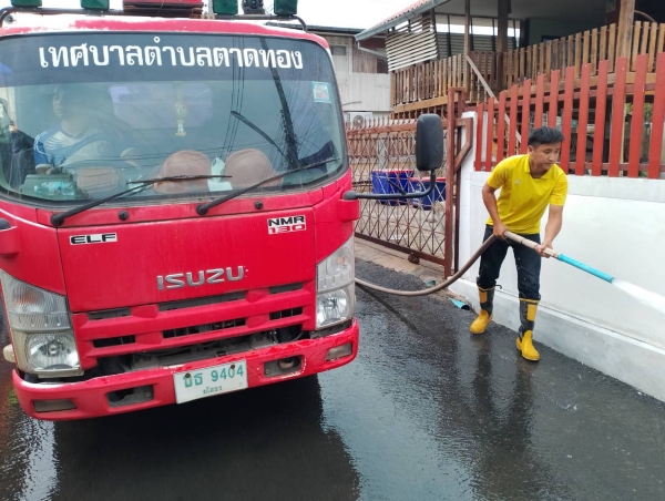 เทศบาลตำบลตาดทอง ลงพื้นที่ทำกิจกรรมจิตอาสาทำความสะอาด ล้างพื้นลานโบสถ์โบราณวัดโพธิ์ศรีมงคลและล้างคลองบริเวณบ้านตาดทอง หมูที่ 9 ตำบลตาดทอง อำเภอเมืองยโสธร จังหวัดยโสธร