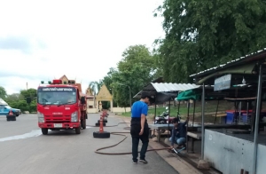 งานป้องกันฯ สำนักปลัด และกองสาธารณสุขและสิ่งแวดล้อม ทำความสะอาด ล้างตลาดสดเทศบาลตำบลตาดทอง