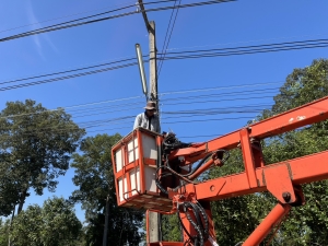 เทศบาลตำบลตาดทอง ลงพื้นที่ซ่อมแซมไฟฟ้าส่องสว่างสาธารณะในพื้นที่ตำบลตาดทอง อำเภอเมืองยโสธร จังหวัดยโสธร