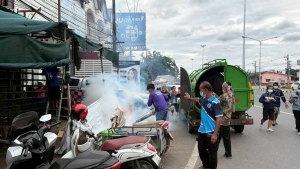 เทศบาลตำบลตาดทอง ลงพื้นที่พ่นหมอกควันป้องกันยุงลาย ลดความเสี่ยงโรคไข้เลือดออกในชุมชนพื้นที่ตำบลตาดทอง อำเภอเมืองยโสธร จังหวัดยโสธร
