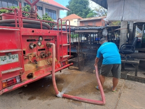 กองสาธารณสุขและสิ่งแวดล้อม ร่วมกับ งานป้องกันฯ สำนักปลัด เทศบาลตำบลตาดทอง ทำความสะอาดล้างตลาดสดเทศบาลตำบลตาดทอง