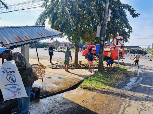 กองสาธารณสุขและสิ่งแวดล้อม ร่วมกับ งานป้องกันฯ สำนักปลัด เทศบาลตำบลตาดทอง ทำความสะอาดบริเวณคลองน้ำ และล้างตลาดสดเทศบาลตำบลตาดทอง