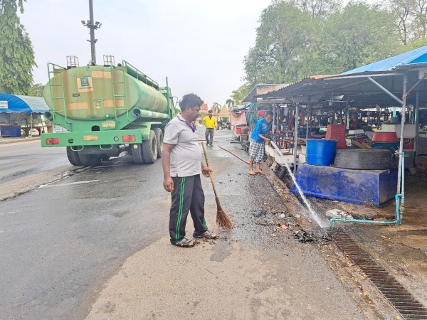 กองสาธารณสุขและสิ่งแวดล้อม ร่วมกับ งานป้องกันฯ สำนักปลัด เทศบาลตำบลตาดทอง ทำความสะอาดล้างบริเวณคลองน้ำและล้างตลาดสดเทศบาลตำบลตาดทอง