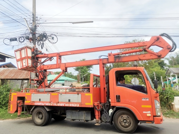 เทศบาลตำบลตาดทอง ลงพื้นที่ซ่อมแซมไฟฟ้าส่องสว่างสาธารณะในพื้นที่ตำบลตาดทอง