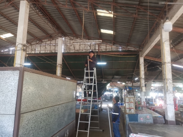 เทศบาลตำบลตาดทอง ลงพื้นที่ซ่อมแซมไฟฟ้าส่องสว่างสาธารณะในพื้นที่ตำบลตาดทอง อำเภอเมืองยโสธร จังหวัดยโสธร