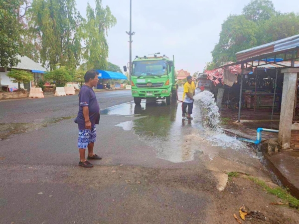 กองสาธารณสุขและสิ่งแวดล้อม ร่วมกับ งานป้องกันฯ สำนักปลัด เทศบาลตำบลตาดทอง ทำความสะอาดบริเวณคลองน้ำ และล้างตลาดสดเทศบาลตำบลตาดทอง ตำบลตาดทอง อำเภอเมืองยโสธร จังหวัดยโสธร