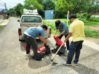 กองช่าง เทศบาลตำบลตาดทอง ลงพื้นที่ซ่อมแซมปรับปรุงถนนในพื้นที่ตำบลตาดทอง