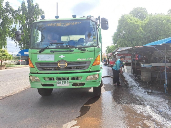 กองสาธารณสุขและสิ่งแวดล้อม ร่วมกับ งานป้องกันฯ สำนักปลัด เทศบาลตำบลตาดทอง ทำความสะอาดบริเวณคลองน้ำ และล้างตลาดสดเทศบาลตำบลตาดทอง ตำบลตาดทอง อำเภอเมืองยโสธร จังหวัดยโสธร