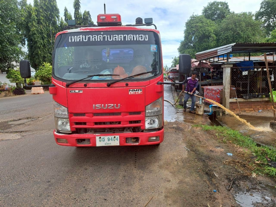 กองสาธารณสุขและสิ่งแวดล้อม ร่วมกับ งานป้องกันฯ สำนักปลัด เทศบาลตำบลตาดทอง ทำความสะอาดบริเวณคลองน้ำ และล้างตลาดสดเทศบาลตำบลตาดทอง ตำบลตาดทอง อำเภอเมืองยโสธร จังหวัดยโสธร