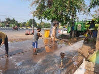 กองสาธารณสุขและสิ่งแวดล้อม ร่วมกับ งานป้องกันฯ สำนักปลัด เทศบาลตำบลตาดทอง ทำความสะอาดล้างบริเวณคลองน้ำและล้างตลาดสดเทศบาลตำบลตาดทอง