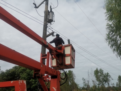 เทศบาลตำบลตาดทอง ลงพื้นที่ซ่อมแซมไฟฟ้าส่องสว่างสาธารณะในพื้นที่ตำบลตาดทอง อำเภอเมืองยโสธร จังหวัดยโสธร