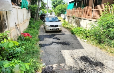 กองช่าง เทศบาลตำบลตาดทอง ลงพื้นที่ซ่อมแซมปรับปรุงถนนในพื้นที่ตำบลตาดทอง อำเภอเมืองยโสธร จังหวัดยโสธร