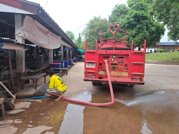 กองสาธารณสุขและสิ่งแวดล้อม ร่วมกับ งานป้องกันฯ สำนักปลัด เทศบาลตำบลตาดทอง ทำความสะอาดล้างตลาดสดเทศบาลตำบลตาดทอง