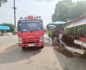 กองสาธารณสุขและสิ่งแวดล้อม ร่วมกับ งานป้องกันฯ สำนักปลัด เทศบาลตำบลตาดทอง ทำความสะอาดบริเวณคลองน้ำ และล้างตลาดสดเทศบาลตำบลตาดทอง ตำบลตาดทอง อำเภอเมืองยโสธร จังหวัดยโสธร
