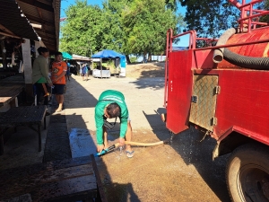 กองสาธารณสุขและสิ่งแวดล้อม ร่วมกับ งานป้องกันฯ สำนักปลัด เทศบาลตำบลตาดทอง ทำความสะอาดล้างตลาดสดเทศบาลตำบลตาดทอ