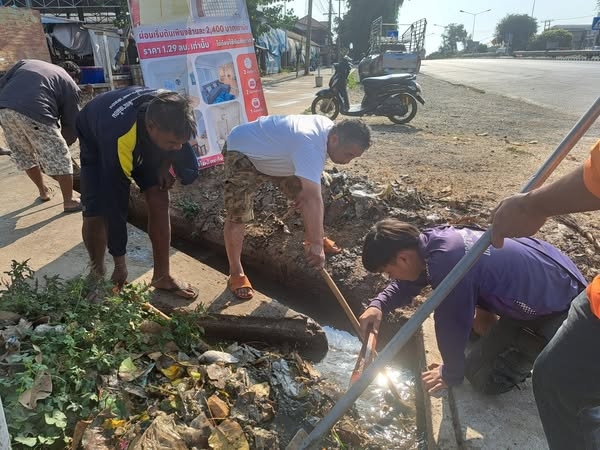 กองสาธารณสุขและสิ่งแวดล้อม ร่วมกับ งานป้องกันฯ สำนักปลัด เทศบาลตำบลตาดทอง ทำความสะอาดล้างบริเวณคลองน้ำและล้างตลาดสดเทศบาลตำบลตาดทอง