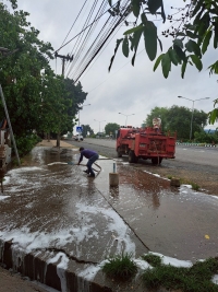 กองสาธารณสุขและสิ่งแวดล้อม ร่วมกับ งานป้องกันฯ สำนักปลัด เทศบาลตำบลตาดทอง ทำความสะอาดล้างบริเวณคลองน้ำและล้างตลาดสดเทศบาลตำบลตาดทอง