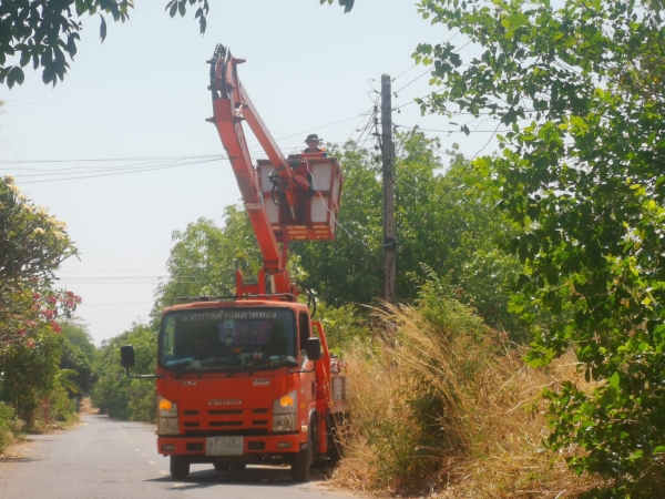 เทศบาลตำบลตาดทอง ลงพื้นที่ซ่อมแซมไฟฟ้าส่องสว่าง ไฟฟ้าสาธารณะประโยชน์ ในพื้นที่ตำบลตาดทอง อำเภอเมืองยโสธร จังหวัดยโสธร