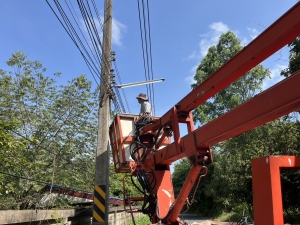 เทศบาลตำบลตาดทอง ลงพื้นที่ซ่อมแซมไฟฟ้าส่องสว่างสาธารณะในพื้นที่ตำบลตาดทอง อำเภอเมืองยโสธร จังหวัดยโสธร