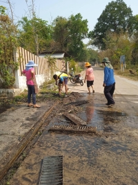 กองสาธารณสุขและสิ่งแวดล้อม เทศบาลตำบลตาดทอง ลงพื้นที่ทำความสะอาดล้างคลองระบายน้ำบริเวณบ้านแฝก หมู่ที่ 4 ตำบลตาดทอง