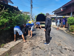 กองสาธารณสุขและสิ่งแวดล้อม ร่วมกับ งานป้องกันฯ สำนักปลัด เทศบาลตำบลตาดทอง ทำความสะอาดขุดลอก ล้างบริเวณคลองน้ำ ในพื้นที่ตำบลตาดทอง อำเภอเมืองยโสธร จังหวัดยโสธร