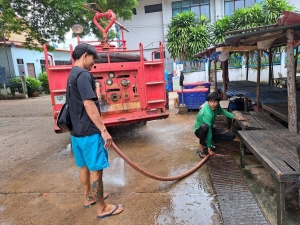 งานป้องกันฯ สำนักปลัด ร่วมกับ กองสาธารณสุขและสิ่งแวดล้อม เทศบาลตำบลตาดทอง ทำความสะอาดล้างตลาดสดเทศบาลตำบลตาดทอง