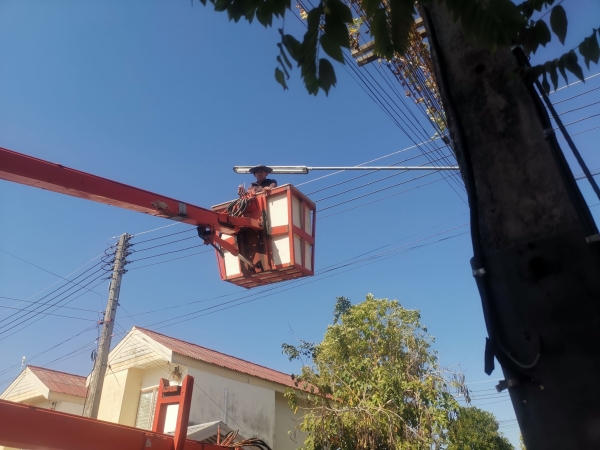 เทศบาลตำบลตาดทอง ลงพื้นที่ซ่อมแซมไฟฟ้าส่องสว่าง ไฟฟ้าสาธารณะประโยชน์ และตัดต้นไม้ ตัดกิ่งไม้ ในพื้นที่ตำบลตาดทอง อำเภอเมืองยโสธร จังหวัดยโสธร