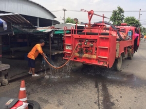 งานป้องกันฯ สำนักปลัด และกองสาธารณสุขและสิ่งแวดล้อม ทำความสะอาด ล้างตลาดสดเทศบาลตำบลตาดทอง