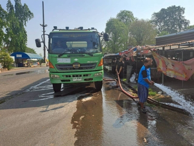 กองสาธารณสุขและสิ่งแวดล้อม ร่วมกับ งานป้องกันฯ สำนักปลัด เทศบาลตำบลตาดทอง ทำความสะอาดบริเวณคลองน้ำ และล้างตลาดสดเทศบาลตำบลตาดทอง ตำบลตาดทอง อำเภอเมืองยโสธร จังหวัดยโสธร