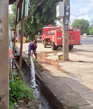 กองสาธารณสุขและสิ่งแวดล้อม ร่วมกับ งานป้องกันฯ สำนักปลัด เทศบาลตำบลตาดทอง ทำความสะอาดบริเวณคลองน้ำ และล้างตลาดสดเทศบาลตำบลตาดทอง