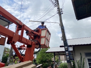 กองช่าง เทศบาลตำบลตาดทอง ลงพื้นที่ซ่อมแซมไฟฟ้าสาธารณะจุดต่างๆ ในเขตพื้นที่เทศบาลตำบลตาดทอง