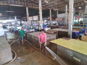 กองสาธารณสุขและสิ่งแวดล้อม ร่วมกับ งานป้องกันฯ สำนักปลัด เทศบาลตำบลตาดทอง ทำความสะอาดล้างตลาดสดเทศบาลตำบลตาดทอง