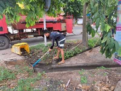 กองสาธารณสุขและสิ่งแวดล้อม ร่วมกับ งานป้องกันฯ สำนักปลัด เทศบาลตำบลตาดทอง ทำความสะอาดบริเวณคลองน้ำ และล้างตลาดสดเทศบาลตำบลตาดทอง