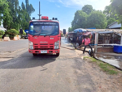 กองสาธารณสุขและสิ่งแวดล้อม ร่วมกับ งานป้องกันฯ สำนักปลัด เทศบาลตำบลตาดทอง ทำความสะอาดบริเวณคลองน้ำ และล้างตลาดสดเทศบาลตำบลตาดทอง ตำบลตาดทอง อำเภอเมืองยโสธร จังหวัดยโสธร