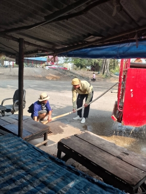 กองสาธารณสุขและสิ่งแวดล้อม ร่วมกับ งานป้องกันฯ สำนักปลัด เทศบาลตำบลตาดทอง ทำความสะอาดล้างตลาดสดเทศบาลตำบลตาดทอง