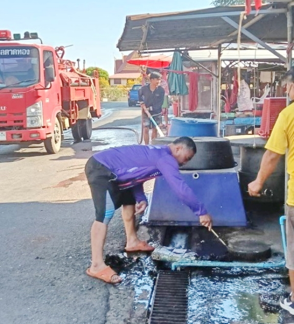 กองสาธารณสุขและสิ่งแวดล้อม ร่วมกับ งานป้องกันฯ สำนักปลัด เทศบาลตำบลตาดทอง ทำความสะอาดล้างบริเวณคลองน้ำและล้างตลาดสดเทศบาลตำบลตาดทอง