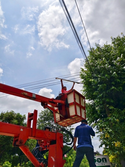 เทศบาลตำบลตาดทอง ลงพื้นที่ซ่อมแซมไฟฟ้าส่องสว่างสาธารณะในพื้นที่ตำบลตาดทอง