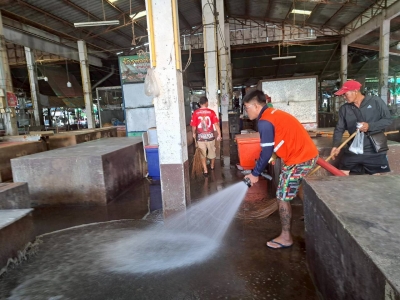 กองสาธารณสุขและสิ่งแวดล้อม ร่วมกับ งานป้องกันฯ สำนักปลัด เทศบาลตำบลตาดทอง ทำความสะอาดบริเวณคลองน้ำ และล้างตลาดสดเทศบาลตำบลตาดทอง ตำบลตาดทอง อำเภอเมืองยโสธร จังหวัดยโสธร