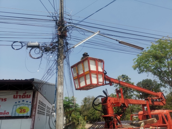 เทศบาลตำบลตาดทอง ลงพื้นที่ซ่อมแซมไฟฟ้าส่องสว่าง ไฟฟ้าสาธารณะประโยชน์ ในพื้นที่ตำบลตาดทอง อำเภอเมืองยโสธร จังหวัดยโสธร
