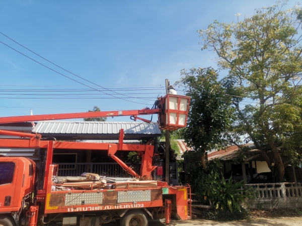 เทศบาลตำบลตาดทอง ลงพื้นที่ซ่อมแซมไฟฟ้าส่องสว่างสาธารณะในพื้นที่ตำบลตาดทอง อำเภอเมืองยโสธร จังหวัดยโสธร