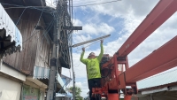 เทศบาลตำบลตาดทอง ลงพื้นที่ซ่อมแซมไฟฟ้าส่องสว่าง ไฟฟ้าสาธารณะประโยชน์ในพื้นที่ตำบลตาดทอง อำเภอเมืองยโสธร จังหวัดยโสธร