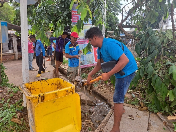 กองสาธารณสุขและสิ่งแวดล้อม ร่วมกับ งานป้องกันฯ สำนักปลัด เทศบาลตำบลตาดทอง ทำความสะอาดล้างบริเวณคลองน้ำ ตัดกิ่งไม้ ตัดแต่งต้นไม้ และล้างตลาดสดเทศบาลตำบลตาดทอง
