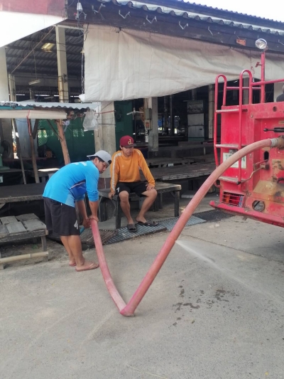 กองสาธารณสุขและสิ่งแวดล้อม ร่วมกับ งานป้องกันฯ สำนักปลัด เทศบาลตำบลตาดทอง ทำความสะอาดล้างตลาดสดเทศบาลตำบลตาดทอง