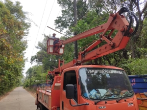 ซ่อมแซมไฟฟ้าสาธารณะจุดต่างๆ ในเขตพื้นที่เทศบาลตำบลตาดทอง