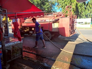 กองสาธารณสุขและสิ่งแวดล้อม ร่วมกับ งานป้องกันฯ สำนักปลัด เทศบาลตำบลตาดทอง ทำความสะอาดบริเวณคลองน้ำ และล้างตลาดสดเทศบาลตำบลตาดทอง ตำบลตาดทอง อำเภอเมืองยโสธร จังหวัดยโสธร