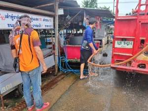 งานป้องกันฯ สำนักปลัด ร่วมกับ กองสาธารณสุขและสิ่งแวดล้อม เทศบาลตำบลตาดทอง  ทำความสะอาดล้างตลาดสดเทศบาลตำบลตาดทอง