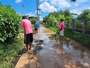 กองสาธารณสุข เทศบาลตำบลตาดทอง ทำความสะอาดพัตนาปรับปรุงภูมิทัศน์บริเวณถนนระหว่างบ้านตาดทอง หมู่ที่ 9 มุ่งหน้าสู่บ้านสะเดา ตำบลตาดทอง อำเภอเมืองยโสธร จังหวัดยโสธร