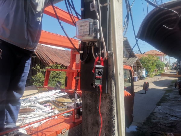 เทศบาลตำบลตาดทอง ลงพื้นที่ซ่อมแซมไฟฟ้าส่องสว่างสาธารณะในพื้นที่ตำบลตาดทอง อำเภอเมืองยโสธร จังหวัดยโสธร