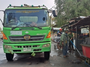 กองสาธารณสุขและสิ่งแวดล้อม ร่วมกับ งานป้องกันฯ สำนักปลัด เทศบาลตำบลตาดทอง ทำความสะอาดล้างตลาดสดเทศบาลตำบลตาดทอง