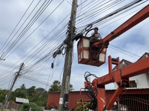 เทศบาลตำบลตาดทอง ลงพื้นที่ซ่อมแซมไฟฟ้าส่องสว่างสาธารณะในพื้นที่ตำบลตาดทอง อำเภอเมืองยโสธร จังหวัดยโสธร